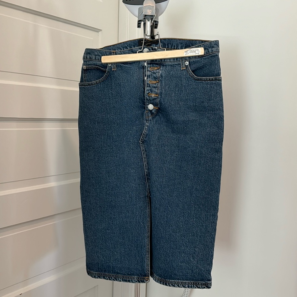 Denim skirt by Banana Republic, excellent used condition size 8